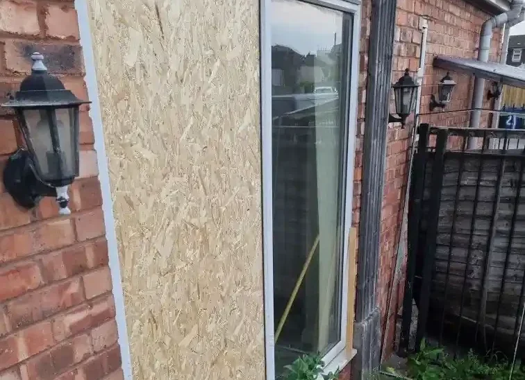 emergency boarding im glass