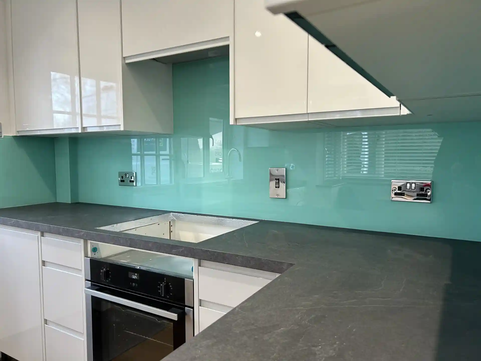 KITCHEN GLASS SPLASHBACKS